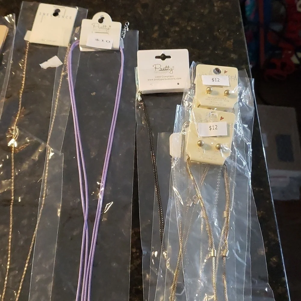 Lot of 20 NWT Long Necklaces, some with earrings. - Picture 5 of 9